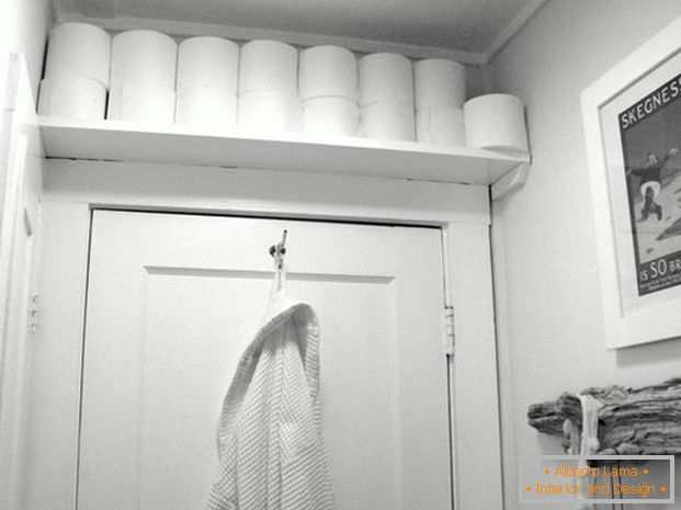 Etagère à papier toilette au dessus de la porte