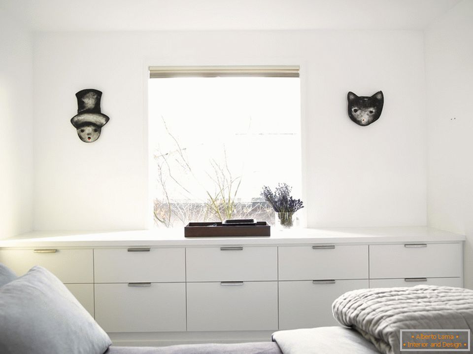 Intérieur d'une petite chambre confortable в белом цвете