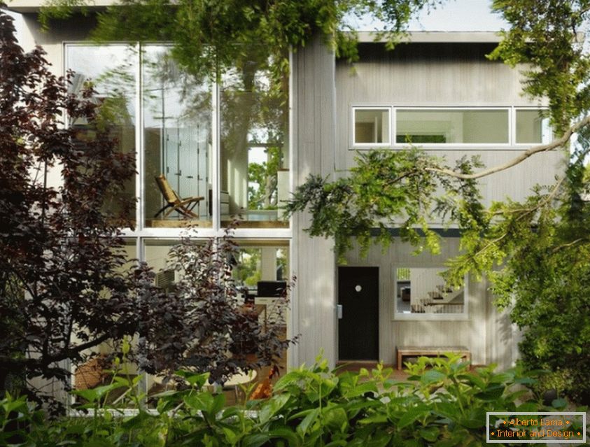 Extérieur de la maison, noyé dans la verdure