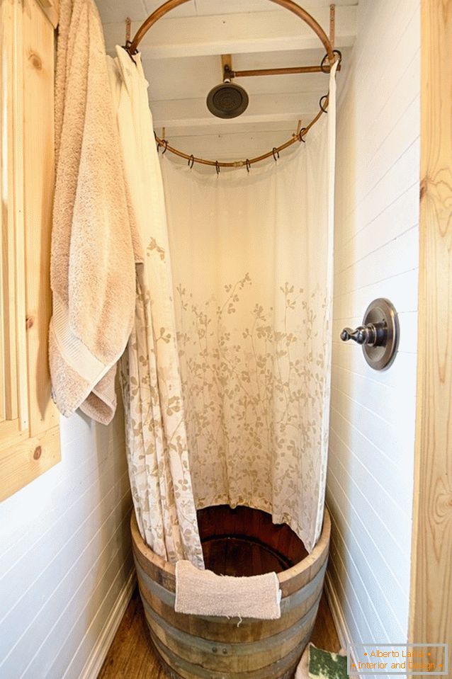 Douche dans une baignoire en bois