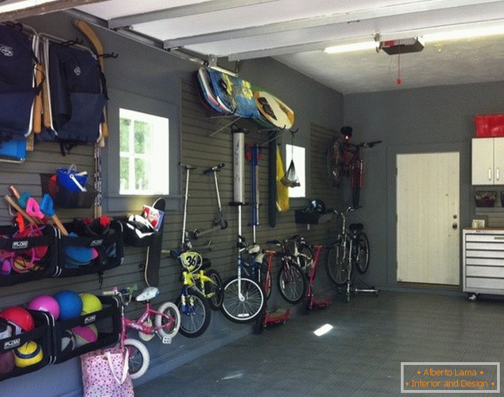 Велосипеды на стене dans le гараже