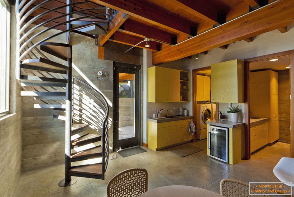 Un intérieur de style cuisine moderne avec un escalier en colimaçon