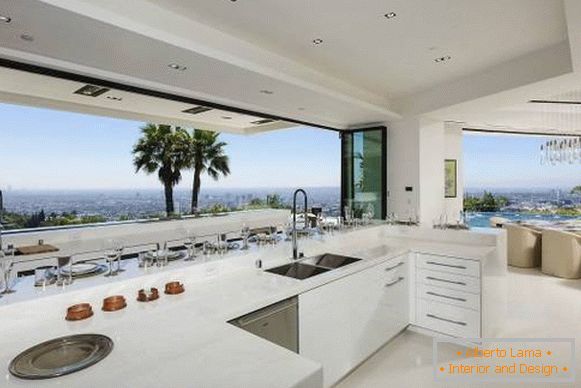 Conception d'une cuisine blanche avec une vue luxueuse