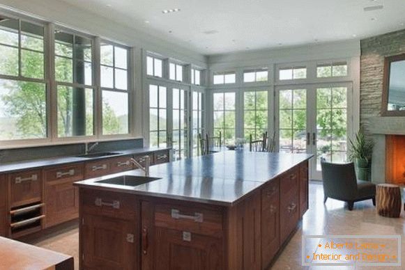 Conception de la cuisine avec de grandes fenêtres dans la maison de Bruce Willis