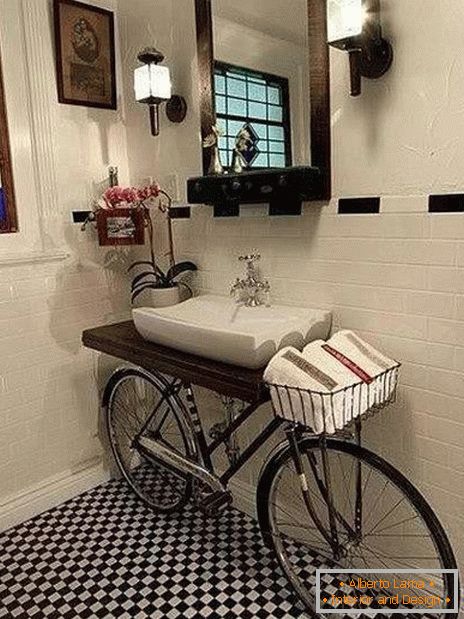 Vélo à l'intérieur de la salle de bain