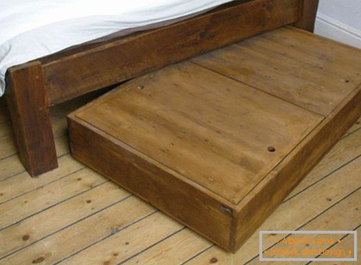 Coffret en bois sous le lit