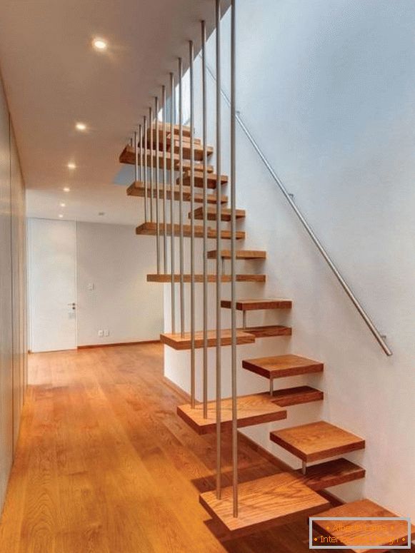 Lampes cachées par plancher en bois de rail minimaliste d'escaliers en bois uniques