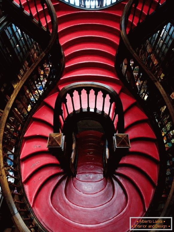escalier rouge vif