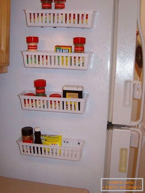 Paniers magnétiques sur le réfrigérateur
