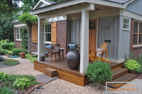 Décoration d'une petite véranda avec un plancher en bois