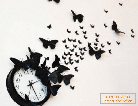 Horloge avec des papillons sur le mur
