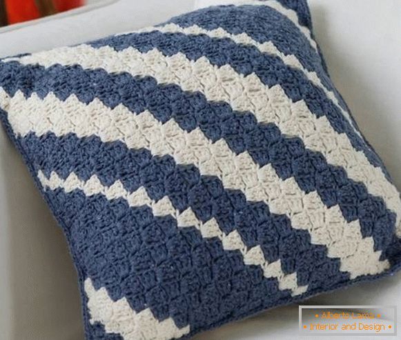 Design élégant et à la mode des coussins pour un canapé - crochet photo crocheté