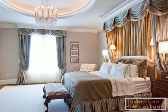 De beaux rideaux et un baldaquin dans la chambre dans un style classique