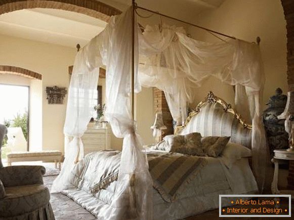 Belle chambre romantique avec lit à baldaquin