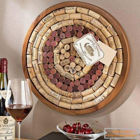 Comment décorer un mur dans un intérieur avec des bouchons de vin