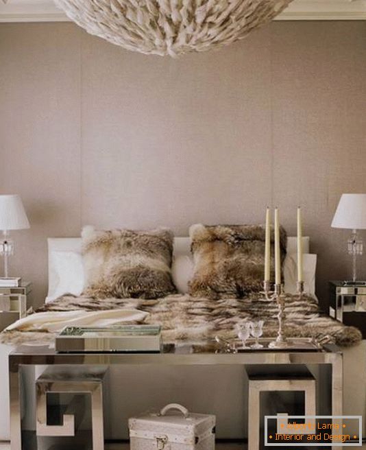 Chambre raffinée et glamour avec des meubles en miroir