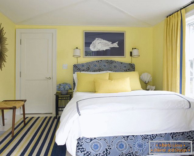 Design charmant d'une petite chambre aux couleurs bleu et jaune