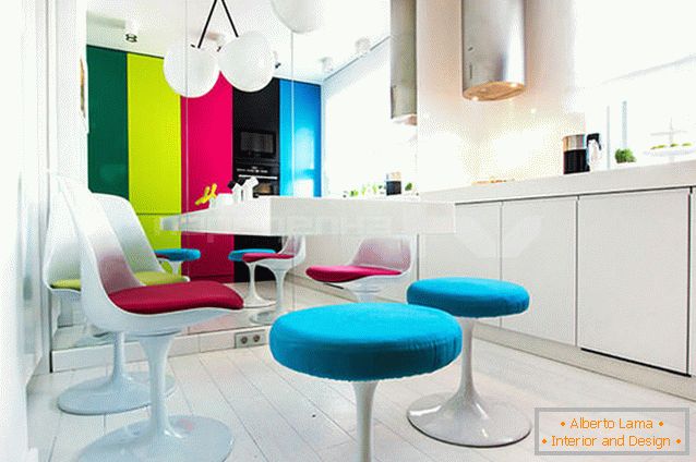 Mobilier coloré varié dans une cuisine blanche