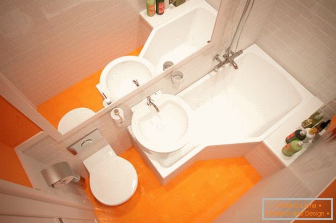 Orange juteuse dans la salle de bain