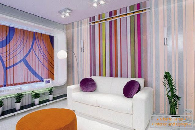 Papier peint multicolore dans un petit salon