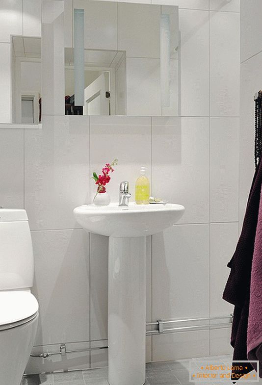 Salle de bain d'un petit appartement en Suède