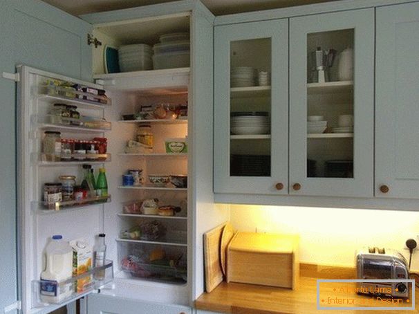 Réfrigérateur dans la petite cuisine