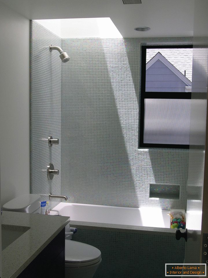 Intérieur de la salle de bain en couleur blanche