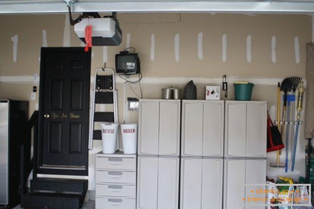 Armoires et tiroirs dans le garage