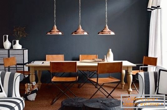 Lampes en cuivre au dessus de la table