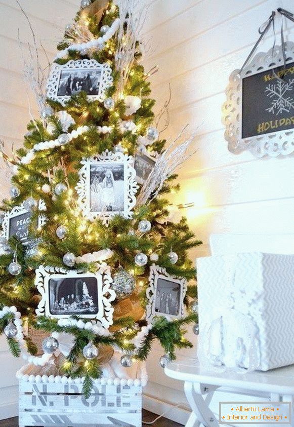 Décoration d'un sapin de Noël avec des cadres photo