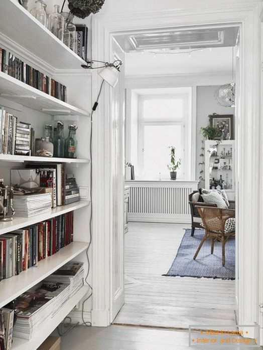 Un petit couloir avec une bibliothèque de style scandinave
