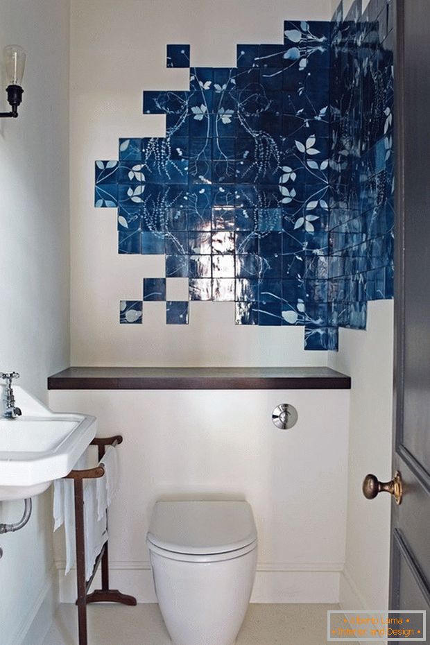 Collage de carreaux de céramique dans la salle de bain
