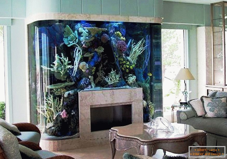 Canapés et une table en face de l'aquarium avec une cheminée