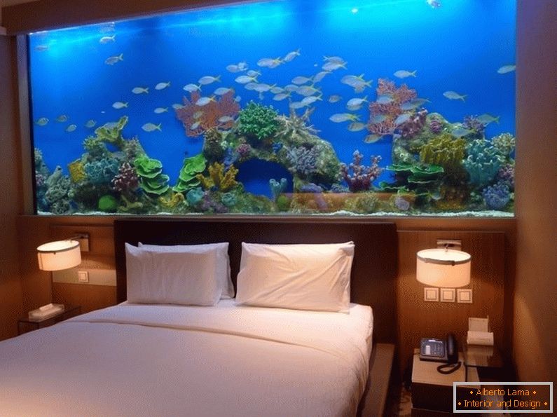 Aquarium en tête du lit