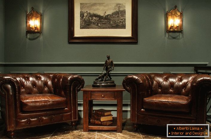 Pour le bureau d'un gentleman dans le style anglais se caractérise par des chaises en cuir massives et des caractéristiques intérieures strictes.