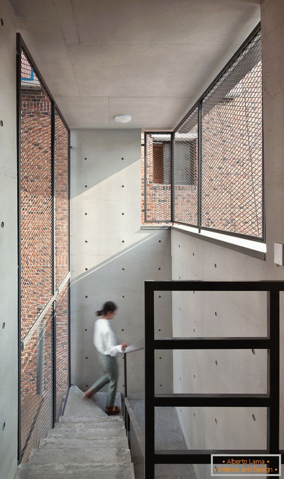 Architecture dans un petit carré: un escalier