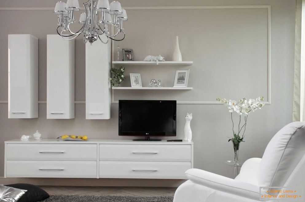 Chambre avec des meubles blancs