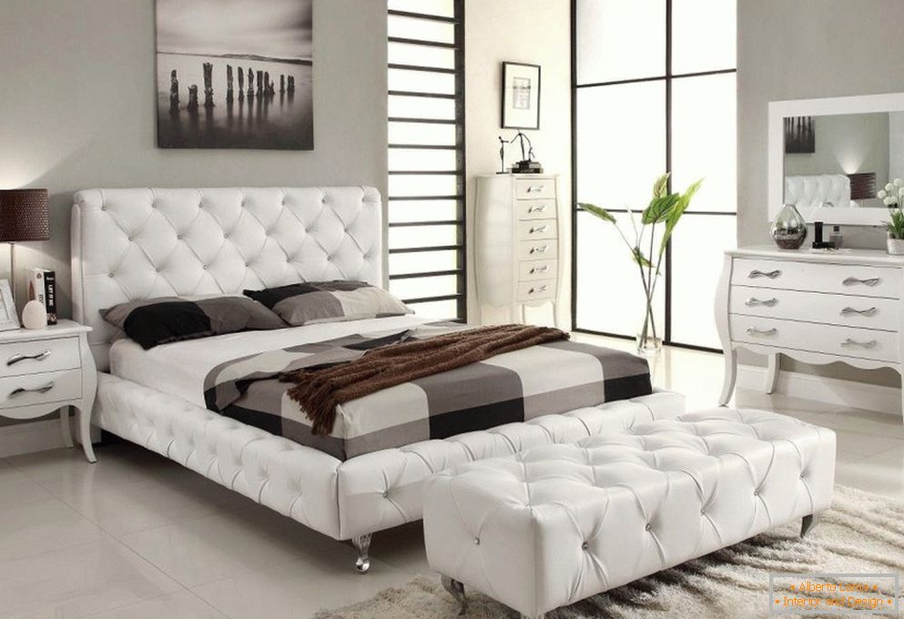 Intérieur de la chambre à coucher avec des meubles blancs