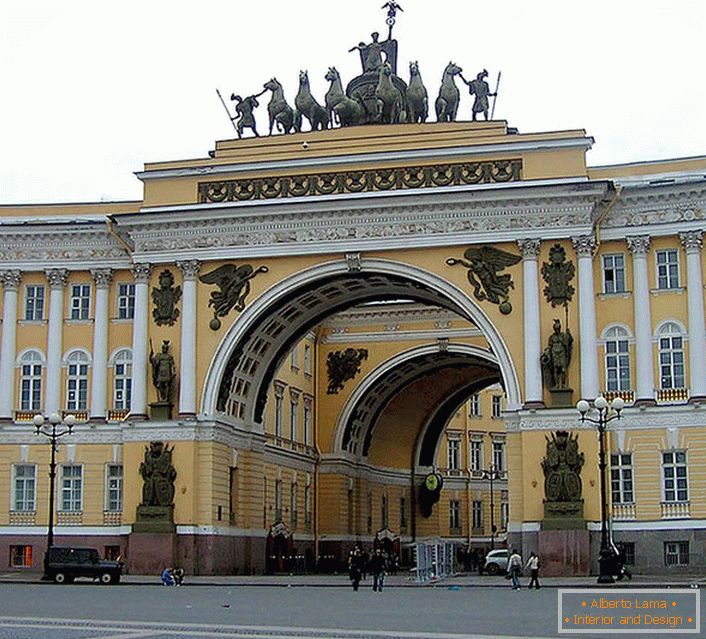 Les créations architecturales grandioses dans le style de l'Empire russe sont conservées avec respect d'année en année.