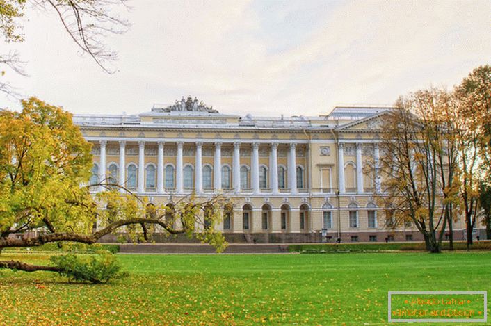 Luxueux Palais Mikhailovsky dans le style Empire à Saint-Pétersbourg.