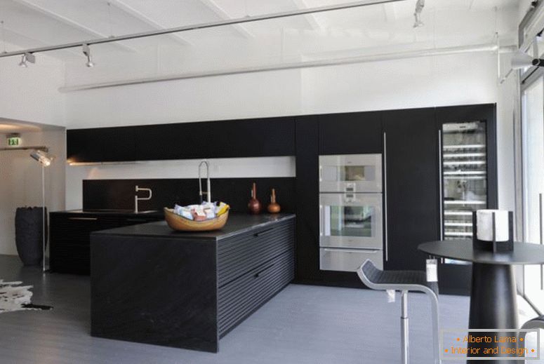 meuble-cuisine-bois-teinté noir-cuisine-bois-teinté-noir-îlot-meuble-étalage-bois-teinté-noir-teint-gris-clair-bois-cadre-cadre-porte-coulissante en aluminium