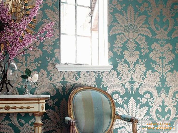 Couleurs bleues douces avec des motifs de couleur or. Les meubles à poignées sculptées, les miroirs de bordure sont fabriqués dans les meilleures traditions du style baroque.