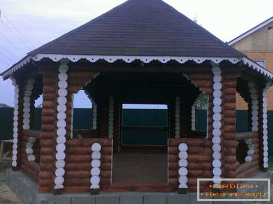 La structure de la maison en rondins est une option classique pour décorer la cour d'un manoir.