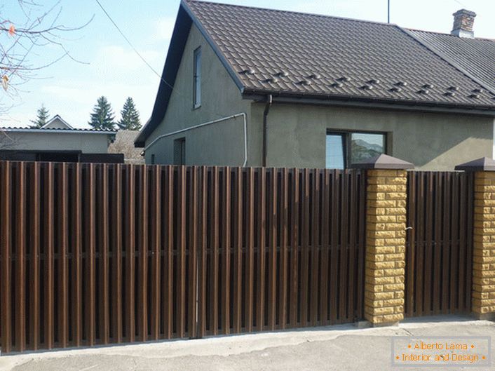 Une clôture modulaire en carton ondulé est décorée