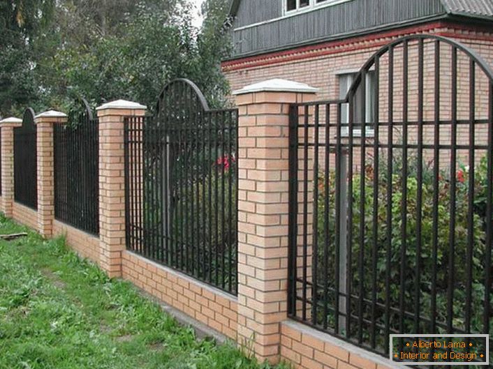 Une clôture modulaire élégante pour une petite villa est considérée comme l'option la plus acceptable. 