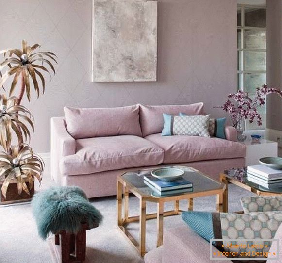 Design du salon dans des tons rose clair et bleu