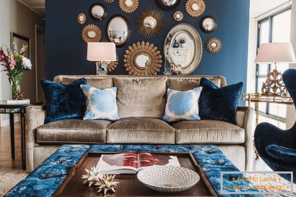 Mur bleu et meubles rembourrés dans le salon