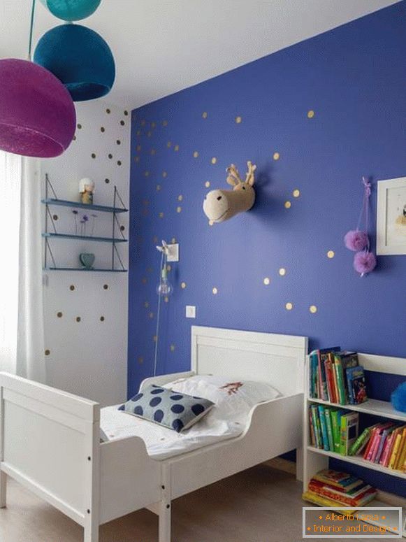 Couleur bleue des murs dans la chambre des enfants avec décor lilas