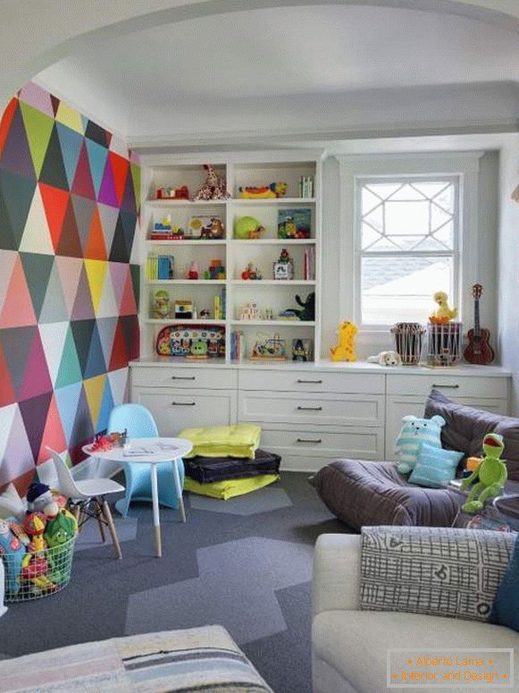 Design coloré de la chambre des enfants dans des couleurs vives