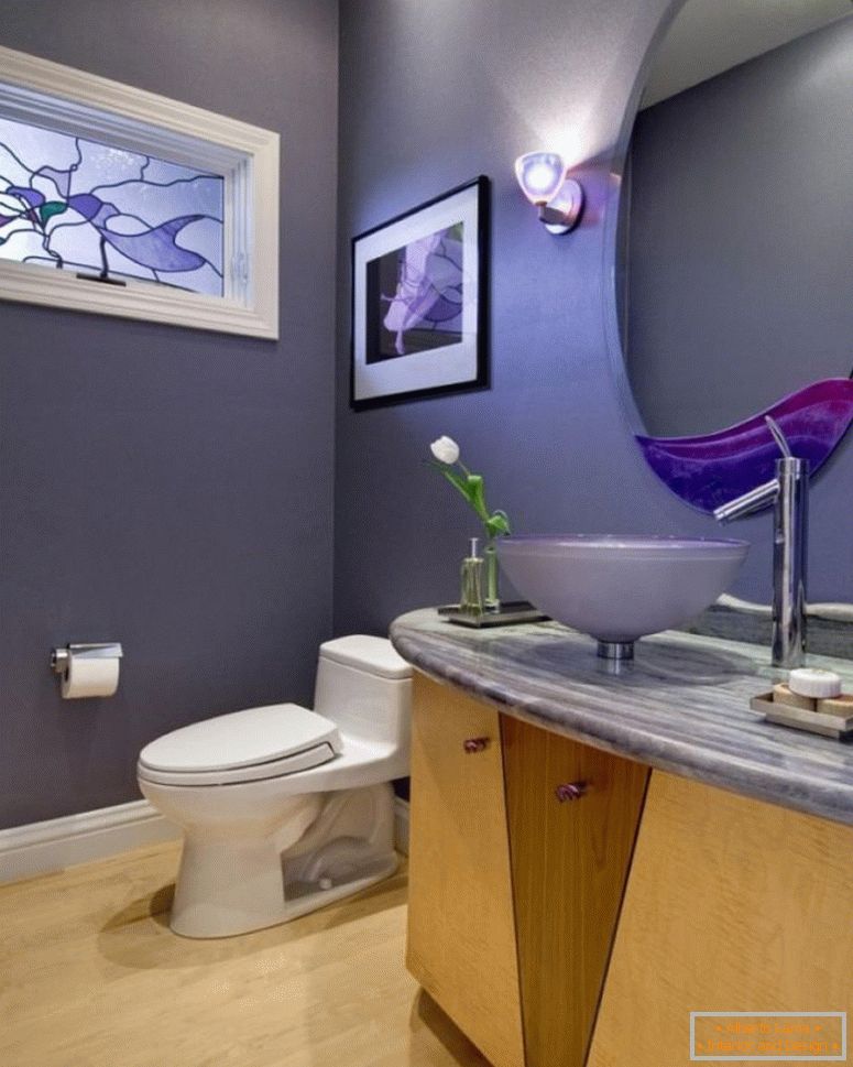 gris exotique-poudre-chambre-idée-avec-blanc-toilette-plus-acrylique-bassin-plus-rond-miroir-près-appliques